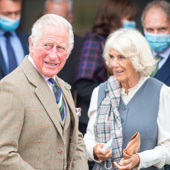 Le prince Charles, prince de Galles, et Camilla Parker Bowles, duchesse de Cornouailles, visitent le "Ballater Community and Heritage Hub" à Ballater où ils ont dévoilé une plaque inaugurale. Le 31 août 2021. 