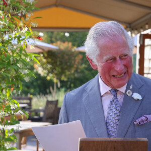 Le prince Charles, prince de Galles, et Camilla Parker Bowles, duchesse de Cornouailles, assistent à une réception pour célébrer le lancement du réseau des communautés rurales confiantes du Prince's Countryside Fund. Lostwithiel, le 19 juillet 2021. 