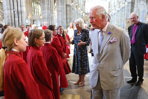 Le prince Charles et Camilla Parker Bowles, la duchesse de Cornouailles visitent la cathédrale d'Exeter à Devon, le 19 juillet 2021. 