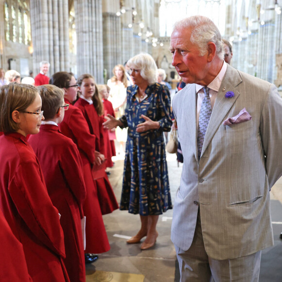 Le prince Charles et Camilla Parker Bowles, la duchesse de Cornouailles visitent la cathédrale d'Exeter à Devon, le 19 juillet 2021. 