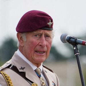 Le prince Charles, prince de Galles, inspecte le premier rang des représentants des bataillons du régiment de parachutistes lors d'une cérémonie à Merville Barracks à ColcThe ster, le 13 juillet 2021. 