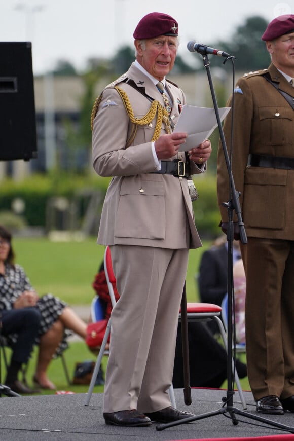 Le prince Charles, prince de Galles, inspecte le premier rang des représentants des bataillons du régiment de parachutistes lors d'une cérémonie à Merville Barracks à ColcThe ster, le 13 juillet 2021. 