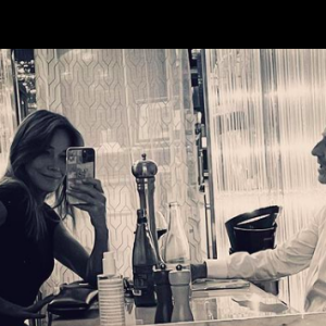 Carla Bruni et Nicolas Sarkozy dînent en amoureux au restaurant. Septembre 2021.