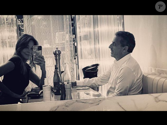 Carla Bruni et Nicolas Sarkozy dînent en amoureux au restaurant. Septembre 2021.