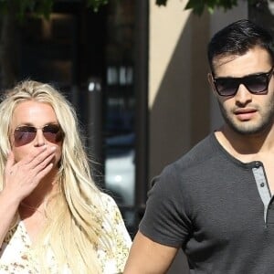 Britney Spears, souriante et rayonnante, se balade main dans la main avec son compagnon Sam Asghari à Camarillo en Californie. Le 17 mai 2019 
