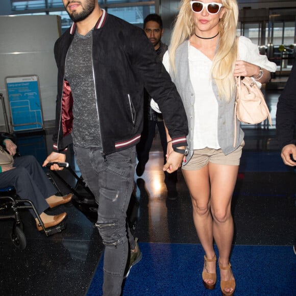 Britney Spears et son compagnon Sam Asghari arrivent à l'aéroport de New York (JFK) le 13 mai 2018.