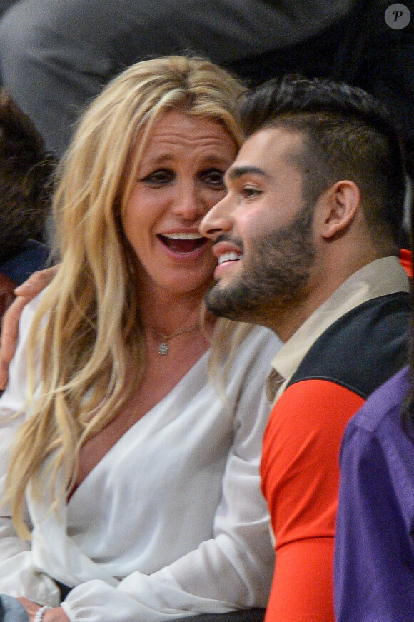 Britney Spears et son compagnon Sam Asghari assistent à un match de basket à Los Angeles le 29 novembre 2017.