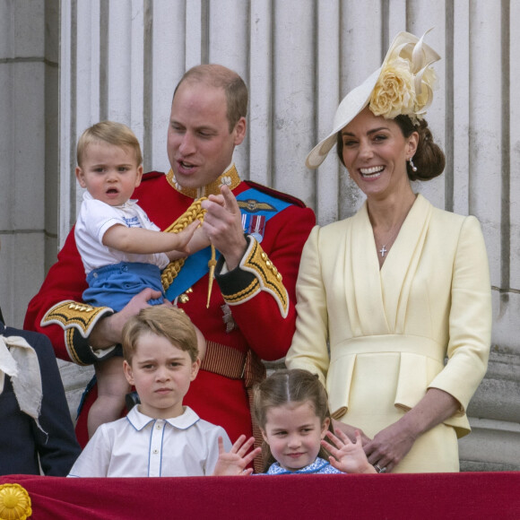 Le prince William, duc de Cambridge, et Catherine (Kate) Middleton, duchesse de Cambridge, le prince George de Cambridge la princesse Charlotte de Cambridge, le prince Louis de Cambridge - La famille royale au balcon du palais de Buckingham lors de la parade Trooping the Colour, célébrant le 93ème anniversaire de la reine Elisabeth II, Londres.
