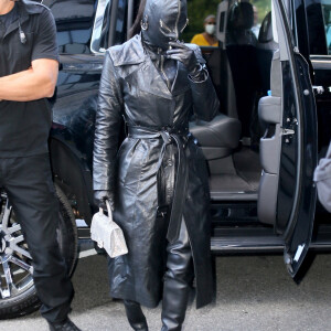 Kim Kardashian arrive à l'hôtel Ritz Carlton de New York couverte de cuir de la tête aux pieds le 11 septembre 2021. 