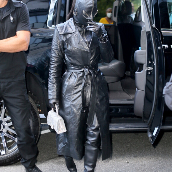 Kim Kardashian arrive à l'hôtel Ritz Carlton de New York couverte de cuir de la tête aux pieds le 11 septembre 2021. 
