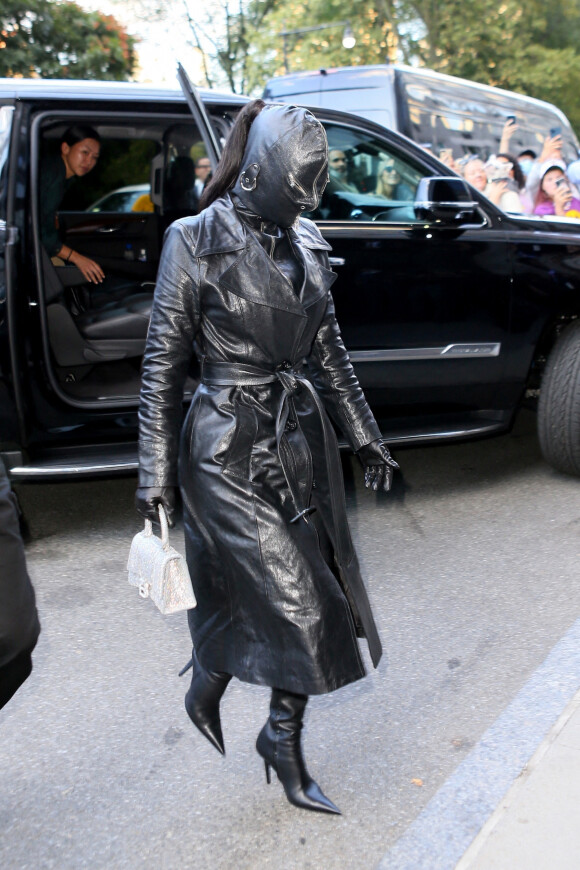 Kim Kardashian arrive à l'hôtel Ritz Carlton de New York couverte de cuir de la tête aux pieds le 11 septembre 2021. 