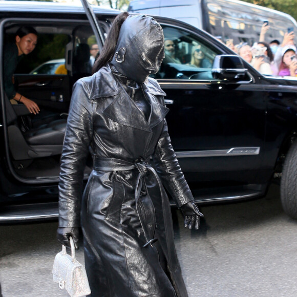 Kim Kardashian arrive à l'hôtel Ritz Carlton de New York couverte de cuir de la tête aux pieds le 11 septembre 2021. 
