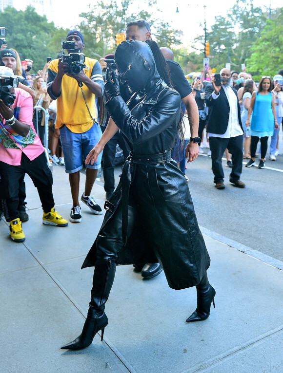 Kim Kardashian arrive à l'hôtel Ritz Carlton de New York couverte de cuir de la tête aux pieds le 11 septembre 2021. 