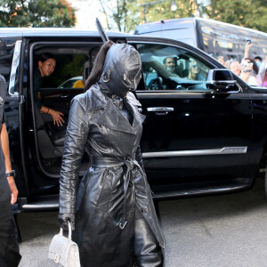 Kim Kardashian arrive à l'hôtel Ritz Carlton de New York couverte de cuir de la tête aux pieds le 11 septembre 2021. 