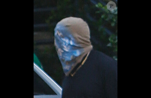 Exclusif - Kanye West, le visage entièrement masqué et sans son alliance, se promène à Los Angeles, le 27 mai 2021. Le rappeur de 43 ans est reconnaissable à sa paire de Yeezy et à son collier. 