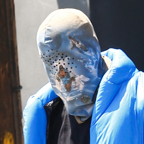 Exclusif - Kanye West tente de préserver son anonymat en portant un masque intégral à l'effigie de Jésus, muni de quelques trous pour la vision. le 4 juin 2021. 