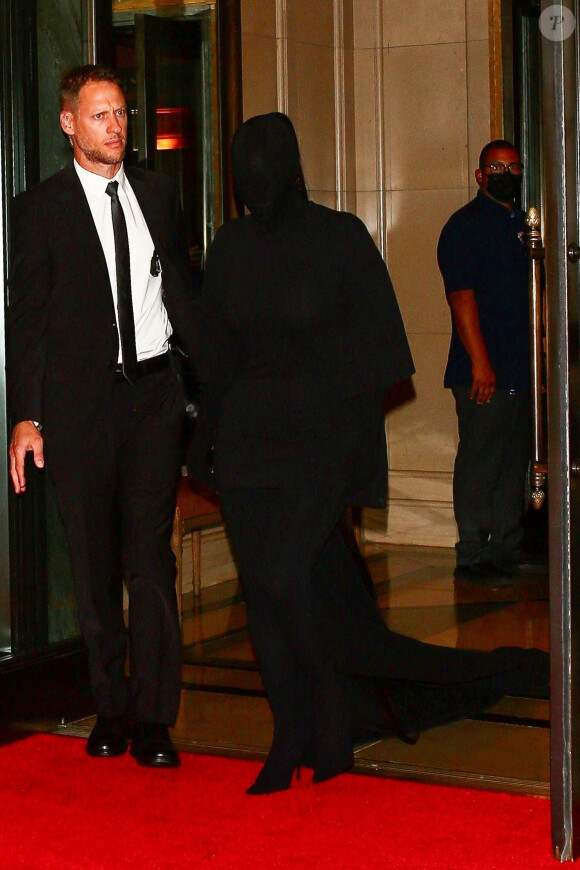 Kim Kardashian à la sortie de l'hôtel The Ritz-Carlton hotel New York pour se rendre à la soirée du Met Gala (Met Ball) 2021 à New York le 13 septembre 2021. 