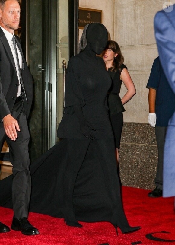 Kim Kardashian à la sortie de l'hôtel The Ritz-Carlton hotel New York pour se rendre à la soirée du Met Gala (Met Ball) 2021 à New York le 13 septembre 2021. 