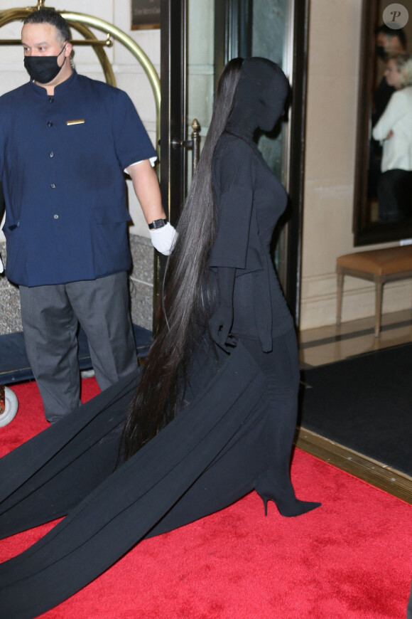 Kim Kardashian retourne à l'hôtel Ritz-Carlton pour changer de tenue après la soirée du Met Gala 2021 à New York, le 13 septembre 2021. Elle se rend ensuite à une after-party. 