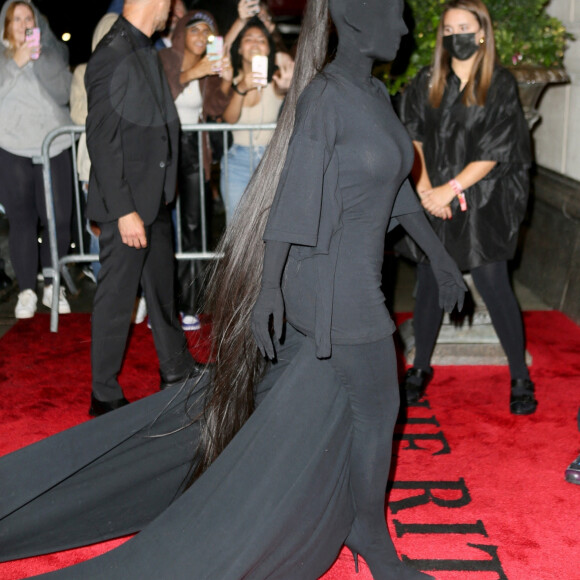 Kim Kardashian retourne à l'hôtel Ritz-Carlton pour changer de tenue après la soirée du Met Gala 2021 à New York, le 13 septembre 2021. Elle se rend ensuite à une after-party. 