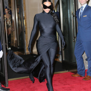 Kim Kardashian retourne à l'hôtel Ritz-Carlton pour changer de tenue après la soirée du Met Gala 2021 à New York, le 13 septembre 2021. Elle se rend ensuite à une after-party. 