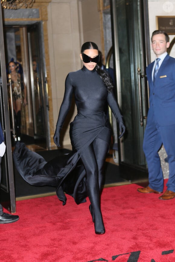 Kim Kardashian retourne à l'hôtel Ritz-Carlton pour changer de tenue après la soirée du Met Gala 2021 à New York, le 13 septembre 2021. Elle se rend ensuite à une after-party. 