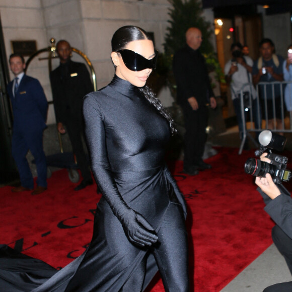 Kim Kardashian retourne à l'hôtel Ritz-Carlton pour changer de tenue après la soirée du Met Gala 2021 à New York, le 13 septembre 2021. Elle se rend ensuite à une after-party. 