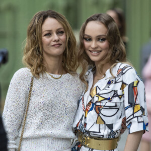 Vanessa Paradis et sa fille Lily-Rose Depp - Les célébrités au photocall du défilé "Chanel Cruise Collection" au Grand Palais à Paris. © Olivier Borde/Bestimage