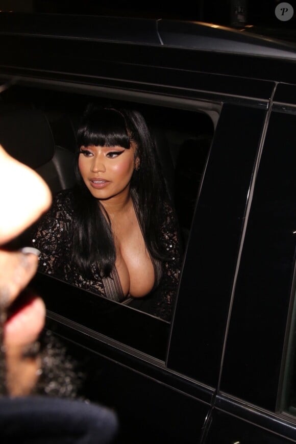 Nicki Minaj salue ses fans à la sortie de la soirée Billboard Women of the Year Awards dans le quartier de Hollywood à New York, le 12 décembre 2019