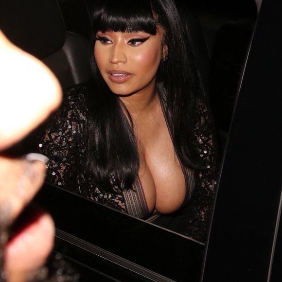 Nicki Minaj salue ses fans à la sortie de la soirée Billboard Women of the Year Awards dans le quartier de Hollywood à New York, le 12 décembre 2019