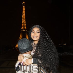 Exclusif - Prix spécial Nicki Minaj et son nouveau compagnon Kenneth "Zoo" Petty quittent l'hôtel Royal Monceau et vont poser en photo devant la tour Eiffel à Paris le 8 mars 2019.