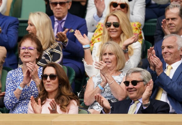 Catherine (Kate) Middleton, duchesse de Cambridge assiste, au côté de son père Michael, à la finale du tournoi de Wimbledon (Djokovic - Berrettini) au All England Lawn Tennis and Croquet Club à Londres, le 11 juillet 2021.