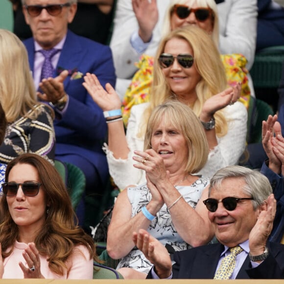 Catherine (Kate) Middleton, duchesse de Cambridge assiste, au côté de son père Michael, à la finale du tournoi de Wimbledon (Djokovic - Berrettini) au All England Lawn Tennis and Croquet Club à Londres, le 11 juillet 2021.