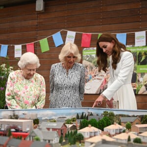 La reine Elisabeth II, Camilla Parker Bowles, duchesse de Cornouailles, et Catherine Kate Middleton, duchesse de Cambridge, participent au Big Lunch Initiative en marge du sommet du G7 à Saint Ives le 11 juin 2021.