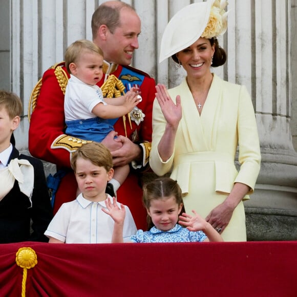 Le prince William, duc de Cambridge, et Catherine (Kate) Middleton, duchesse de Cambridge, le prince George de Cambridge, la princesse Charlotte de Cambridge, le prince Louis de Cambridge - La famille royale au balcon du palais de Buckingham lors de la parade Trooping the Colour 2019, célébrant le 93ème anniversaire de la reine Elisabeth II, Londres, le 8 juin 2019.