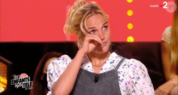 Camille Lou dans l'émission "Les enfants de la télé", sur France 2. Le 5 septembre 2021.
