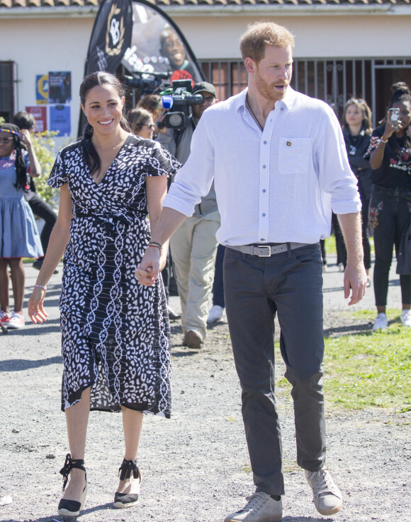 Le prince Harry, duc de Sussex, et Meghan Markle, duchesse de Sussex, entament leur première journée de voyage en Afrique du Sud lors d'une visite à Nyanga au Cap, Afrique du Sud, le 23 septembre 2019.