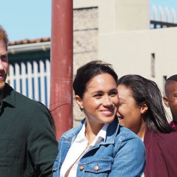 Le prince Harry, duc de Sussex, et Meghan Markle, duchesse de Sussex rencontrent les membres de "Waves for Change" un organisme de bienfaisance qui travaille avec les surfeurs locaux sur la plage de Monwabisi au Cap lors de leur 2ème journée en Afrique du Sud, le 24 septembre 2019.