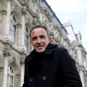 Nikos Aliagas présente son exposition photographique "Parisiennes" en compagnie du maire de Paris rue de Rivoli le 4 mai 2021.