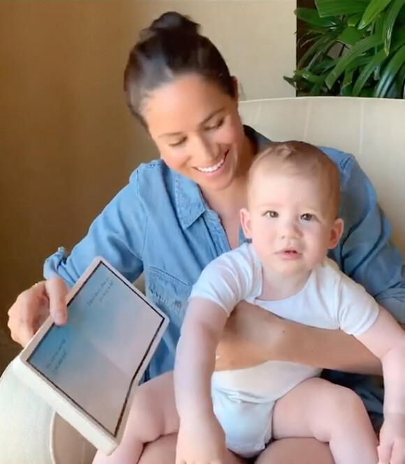 Meghan Markle, duchesse de Sussex, lit l'histoire "Duck ! Rabbit !" à son fils Archie à l'occasion de son 1er anniversaire pour le compte Instagram de l'ONG "Save The Children" à Los Angeles. Le 6 mai 2020.