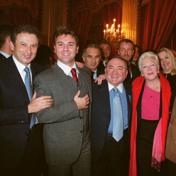 Michel Drucker, Roberto Alagna, Alain Terzian, Line Renaud, Charles Azznavour, Anne-Marie Sayan, Lââm et son époux Robert Suber - Remise de l'ordre national du mérite à Levon Sayan à l'Elysée.