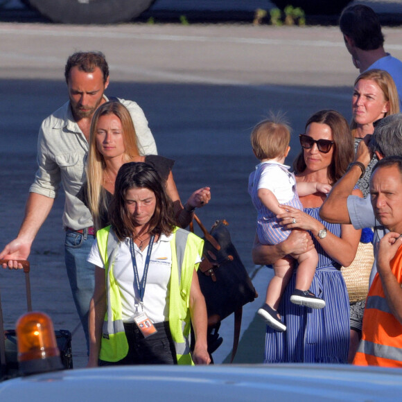 Exclusif - James Middleton et sa fiancée Alizée Thévenet quittent Saint-Barthélemy le 5 janvier 2020 avec Pippa et son mari James Matthews.