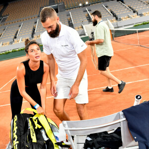 Exclusif - Benoît Paire et sa compagne Julie Bertin - Benoît Paire, Gaël Monfils, Domingo (Pierre Alexis Bizot) et Zerator (Adrien Nougaret) deux streamers se rencontrent lors d'un match de tennis à Roland Garros, Paris le 18 septembre 2021. © Veeren/Bestimage