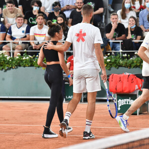 Exclusif - Benoît Paire et sa compagne Julie Bertin - Benoît Paire, Gaël Monfils, Domingo (Pierre Alexis Bizot) et Zerator (Adrien Nougaret) deux streamers se rencontrent lors d'un match de tennis à Roland Garros, Paris le 18 septembre 2021. © Veeren/Bestimage