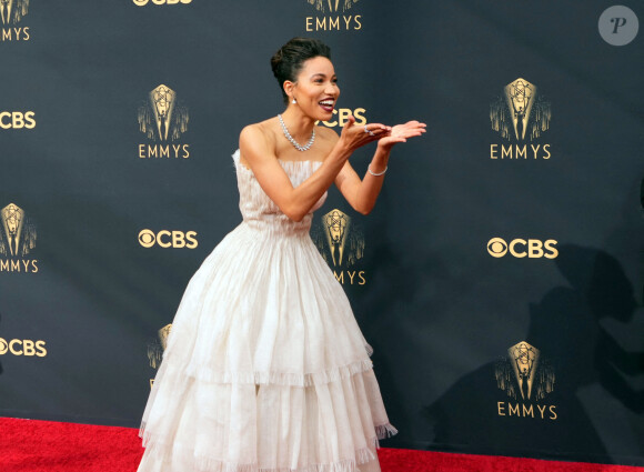 Jurnee Smollett (habillée d'une robe Haute Couture Christian Dior) assiste aux 73e Emmy Awards à L.A. Live. Los Angeles, le 19 septembre 2021.