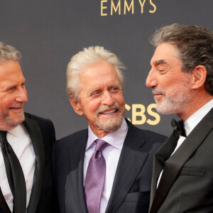 Paul Reiser, Michael Douglas et Chuck Lorre assistent aux 73e Emmy Awards à L.A. Live. Los Angeles, le 19 septembre 2021.