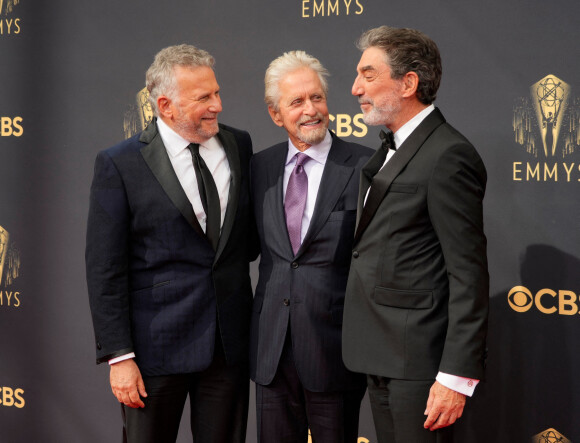 Paul Reiser, Michael Douglas et Chuck Lorre assistent aux 73e Emmy Awards à L.A. Live. Los Angeles, le 19 septembre 2021.