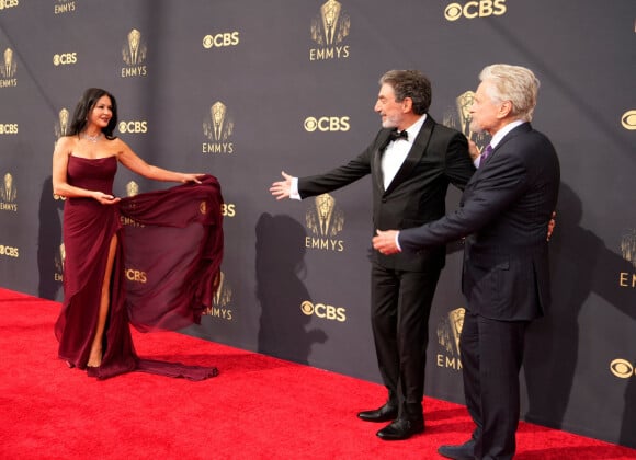 Catherine Zeta-Jones, Chuck Lorre et Michael Douglas assistent aux 73e Emmy Awards à L.A. Live. Los Angeles, le 19 septembre 2021.