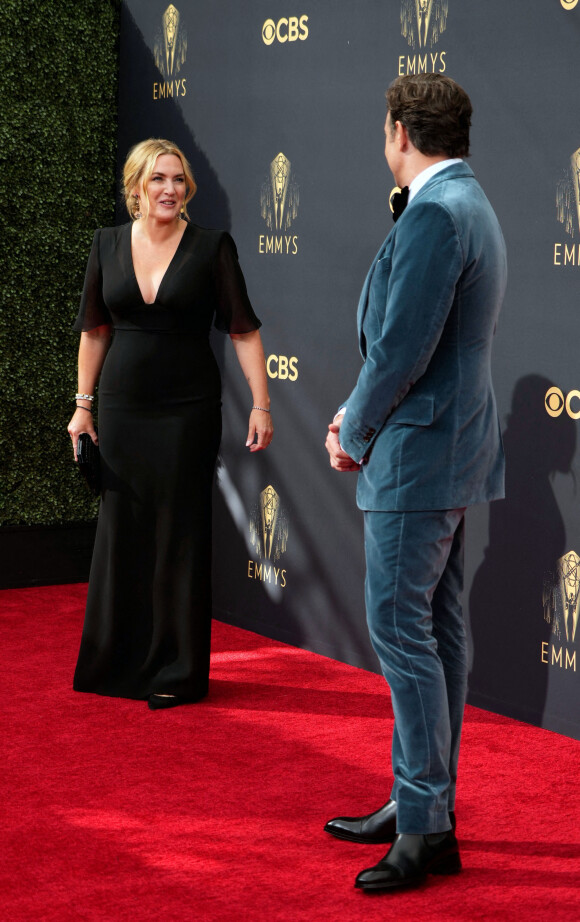 Kate Winslet et Jason Sudeikis assistent aux 73e Emmy Awards à L.A. Live. Los Angeles, le 19 septembre 2021.