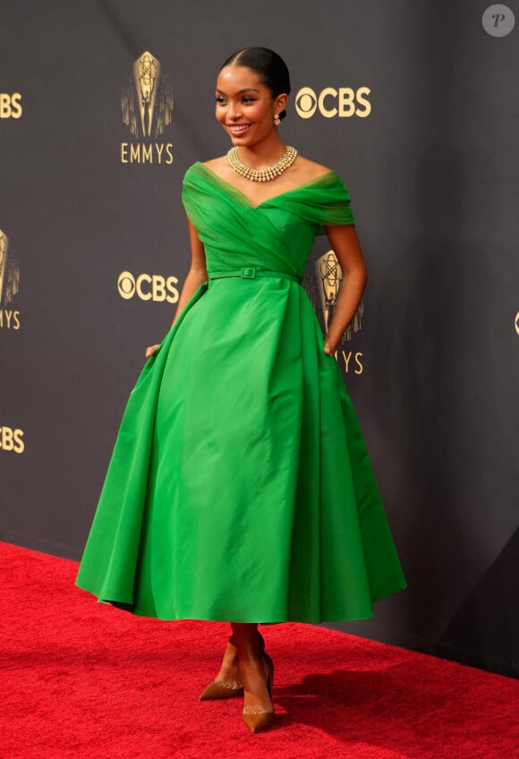 Yara Shahidi, habillée d'une robe Haute Couture Christian Dior, assiste aux 73e Emmy Awards à L.A. Live. Los Angeles, le 19 septembre 2021.
